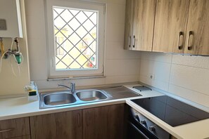 Kühlschrank, Mikrowelle, Herdplatte, Wasserkocher