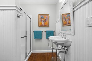 Douche, séchoir à cheveux, serviettes fournies, savon