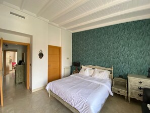 4 bedrooms, iron/ironing board, WiFi, bed sheets