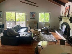 Smart TV, fireplace - Newly Renovated Chalet (Bartlett)