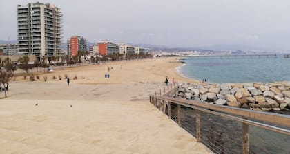 Noche en el Mar: Hospédate en un Encantador Velero en Barcelona