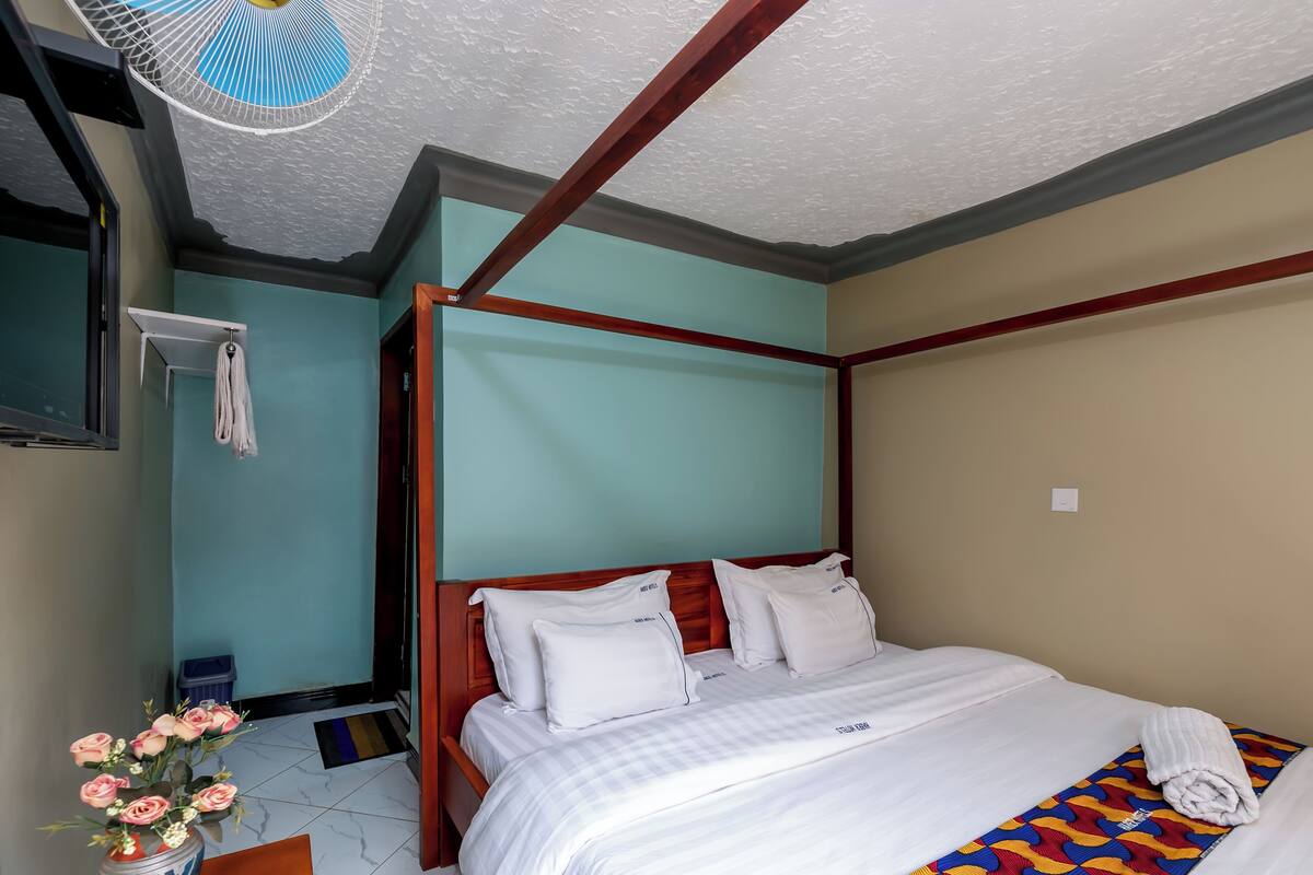 Deluxe Double Room | Desk, laptop workspace, iron/ironing board (on request), WiFi (free)