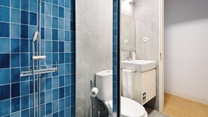 A bathroom with a shower, toilet, and sink. - Sbucks - Trendy Space in Porto - Next to Ribeira (Porto)