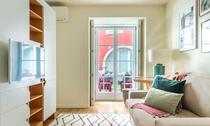 Apartment (0 Bedroom) | Front of property - Foz003 · Light-filled Studio With Courtyard Garden (Porto)