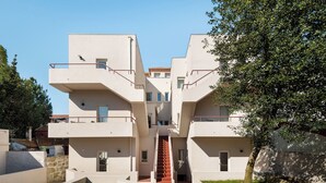 A modern building with a central staircase, multiple balconies, and a well-maintained lawn. - Acm031 Gallery 92 2BD Duplex +balcony (Porto)