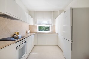 Apartment (2 Bedrooms) | Interior - Acm033 Bombarda Homes, 2BR Duplex w/ Balcony (Porto)