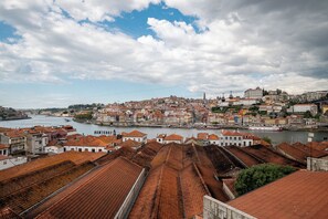 A cityscape with a river, historic buildings, and a bridge. - Gaia23 · Lovely 2-bed w/ Parking Amazing View (Vila Nova de Gaia)