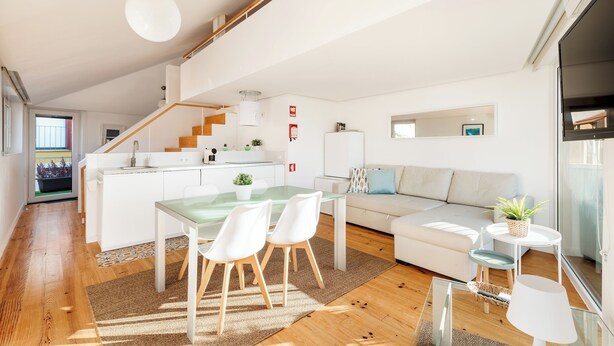 Un appartamento moderno con cucina, zona pranzo e soggiorno.