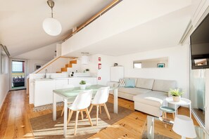 A modern apartment with a kitchen, dining area, and living room. - Flora5  flora Apartments, Duplex w/ Balcony +AC (Porto)