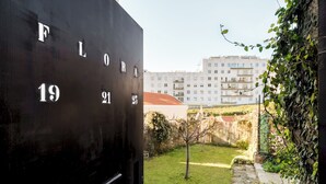 A building facade with the name "FLORA" and the numbers "19" and "21" indicating apartment numbers. - Flora4 Flora Apartments, Studio on 2nd Floor (Porto)