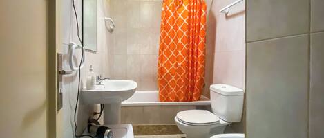 Une salle de bain avec un lavabo, des toilettes et une baignoire.