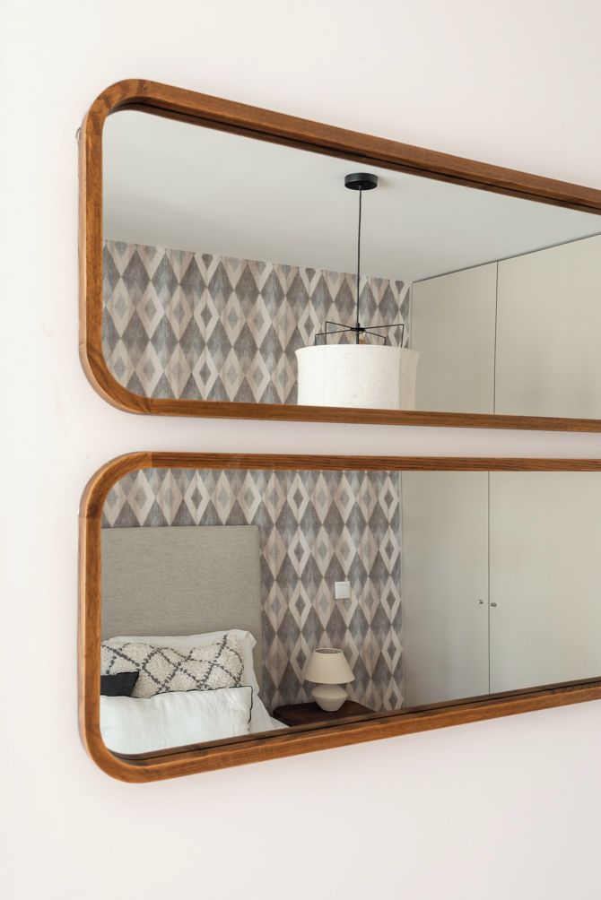 Une chambre à coucher avec un lit, une table de chevet, une lampe et une armoire.