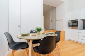 A modern kitchen with a dining area. - Prt003 · Charming Apartment Porto (Porto)