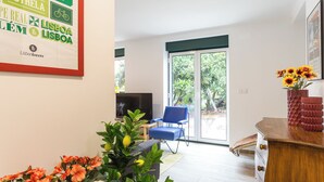 อพาร์ทเมนท์ (2 Bedrooms) | บริเวณนั่งเล่น | ทีวี