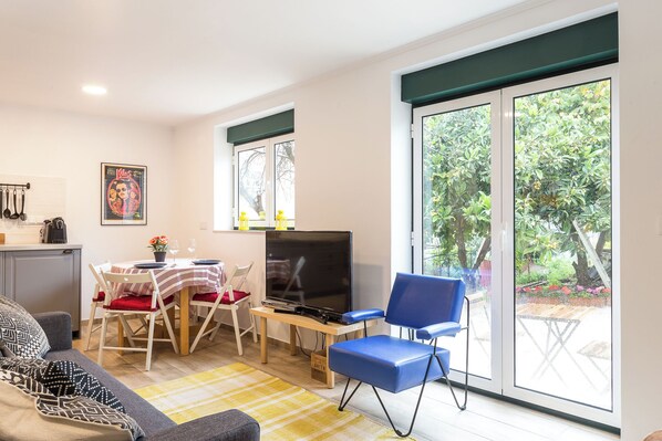 Apartment (2 Bedrooms) | Wohnbereich | Fernseher