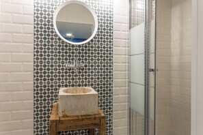 Appartement (2 Bedrooms) | Salle de bain | Sèche-cheveux, serviettes fournies, papier toilette