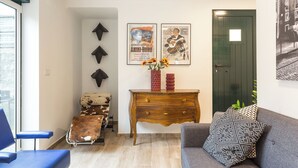 อพาร์ทเมนท์ (2 Bedrooms) | บริเวณนั่งเล่น | ทีวี