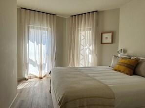 Leilighet (1 Bedroom) | 1 soverom, skrivebord for bærbar PC, strykejern/-brett og barnesenger