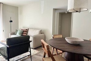 TV - 09july · Bright and Stylish apt in Heart of Porto (Porto)