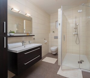 Rumah | Kamar mandi | Shower, pengering rambut,  dan handuk