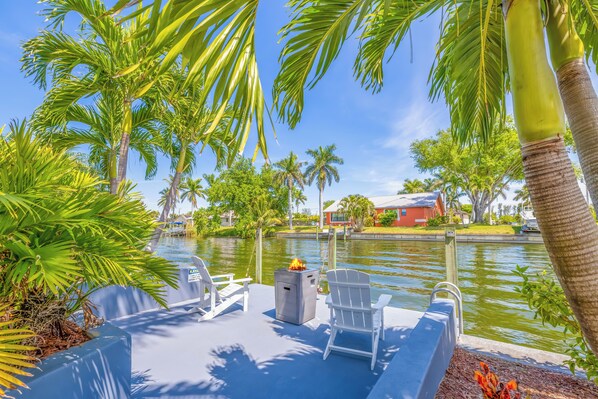 Terrace/patio - Canal View • Free Heated Pool • Pool Table • Quiet Area • Near Beaches (Cape Coral)