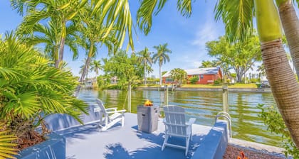 Canal View âą Free Heated Pool âą Pool Table âą Quiet Area âą Near Beaches