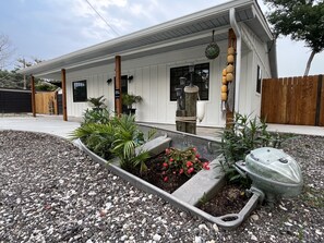 Property grounds - Riverfront Retreat with TiKi BaR!  Close to Baylor and Magnolia (Waco)