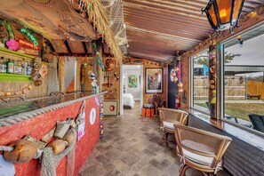 Lobby - Riverfront Retreat with TiKi BaR!  Close to Baylor and Magnolia (Waco)