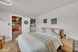 3 bedrooms, desk, iron/ironing board, free WiFi - Riverfront Retreat with TiKi BaR!  Close to Baylor and Magnolia (Waco)