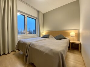 2 Schlafzimmer, Schreibtisch, Bügeleisen/Bügelbrett, Reisekinderbett