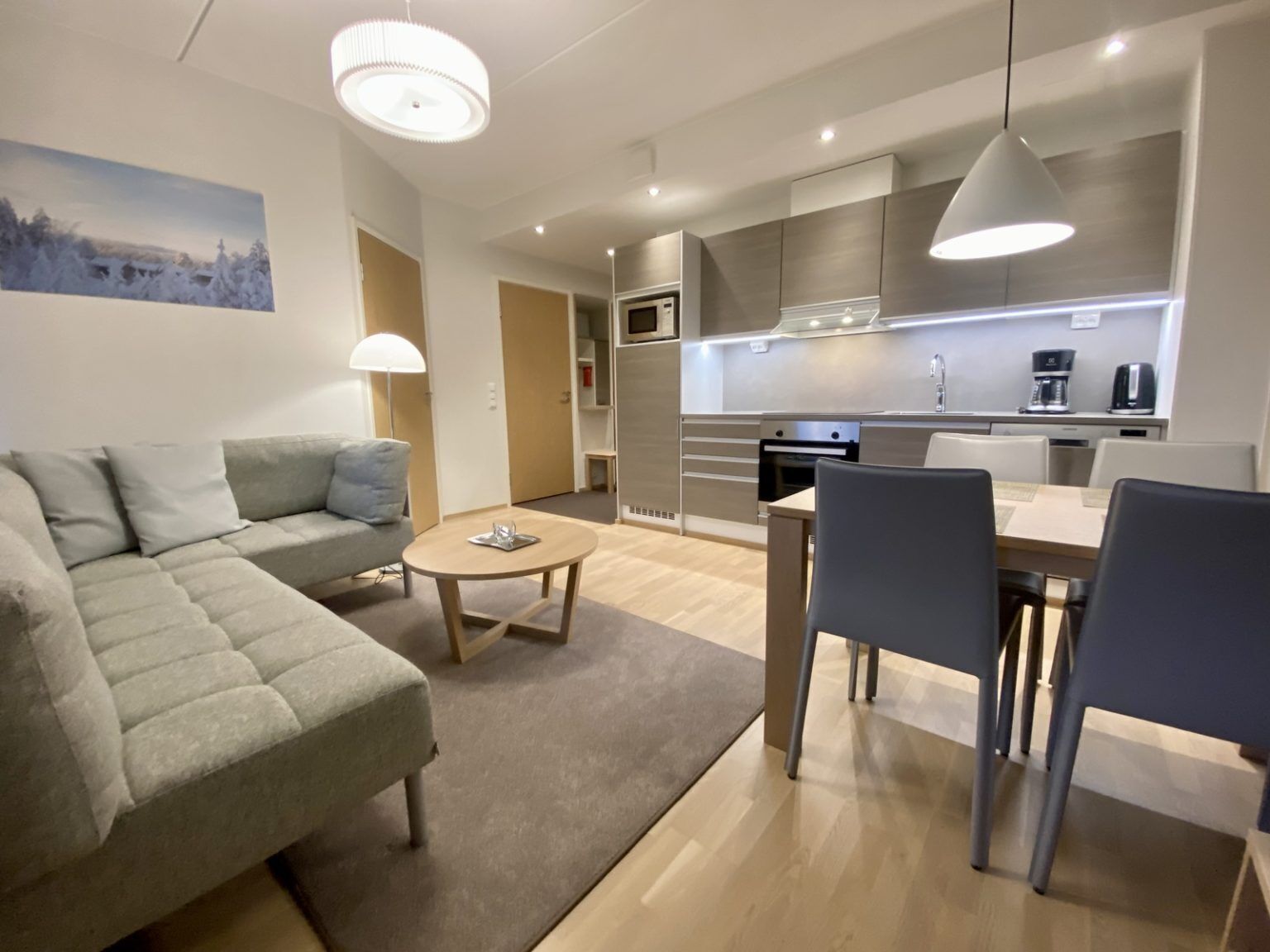 Een smart-tv, boeken en een stereo