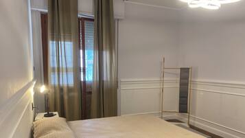 Superior-Apartment, Hügelblick | 1 Schlafzimmer, hochwertige Bettwaren, Daunenbettdecken