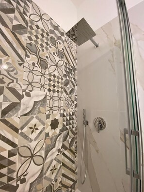Douche, sèche-cheveux, bidet, serviettes fournies