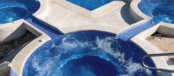 Cozy 2-bedroom condo with AC and WiFi in amazing Jaco, 300m from the ocean