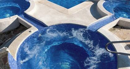 Cozy 2-bedroom condo with AC and WiFi in amazing Jaco, 300m from the ocean