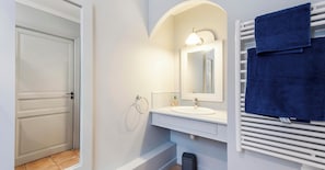 Douche, sèche-cheveux, papier toilette
