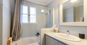 Dusche, Haartrockner, Toilettenpapier