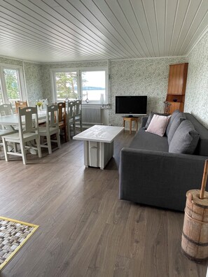 TV - House at the lake, 3 Bedrooms, WIFI, nature (Västra Götalands län)