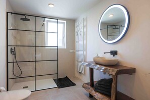 Dusch, hårtork och handdukar