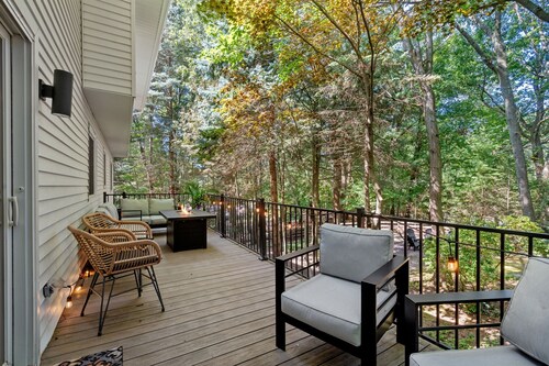Lake MI Nest- perfect for group trips with access to Lake MI & private hot tub! 