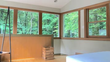 4 slaapkamers, een bureau, een strijkplank/strijkijzer, reisbedje