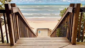 Ligstoelen aan het strand