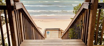 Woodsy oasis~5 min beach~family friendly~architect design~sauna~3600 sq ft