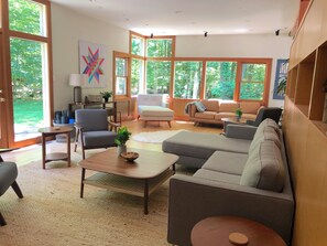 Smart-tv, een open haard, boeken en een stereo