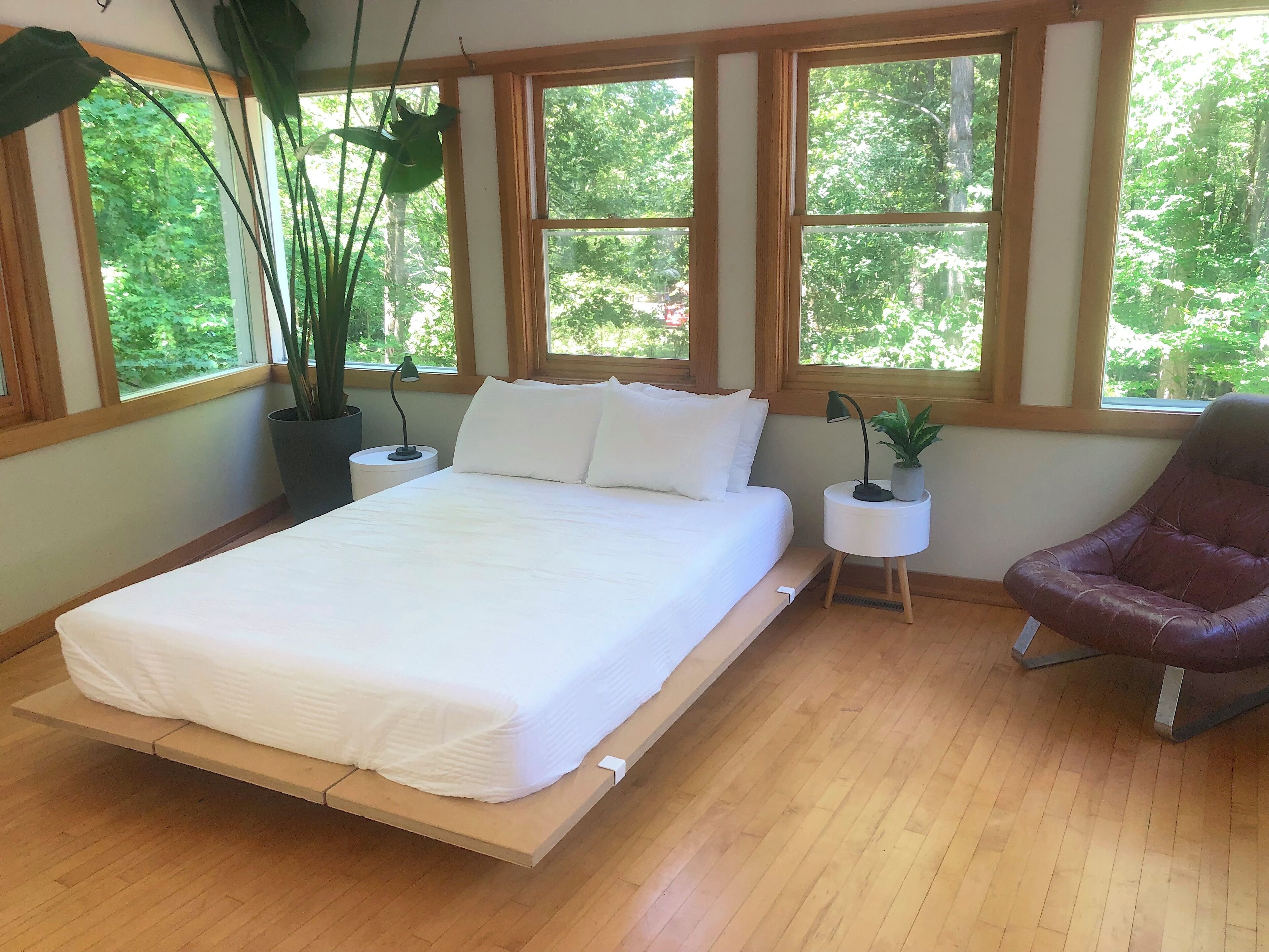 4 chambres, bureau, fer et planche à repasser, lit parapluie