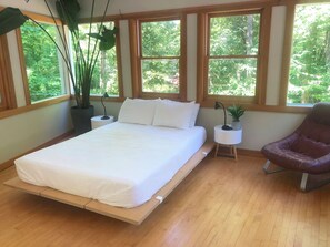 4 slaapkamers, een bureau, een strijkplank/strijkijzer, reisbedje