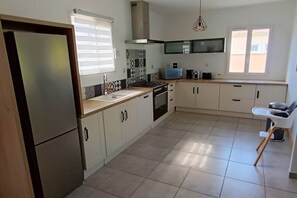 Fridge, microwave, oven, stovetop - Villa Lyne - quiet garden, air conditioning (Lézan)