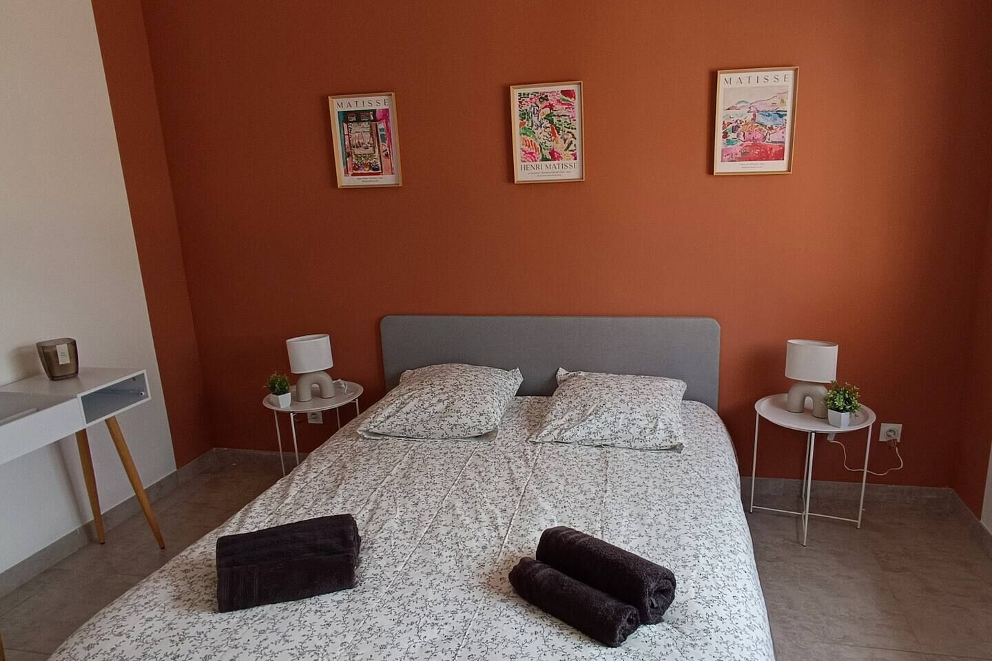 4 slaapkamers, een strijkplank/strijkijzer, internet