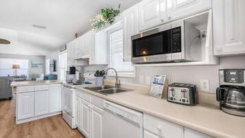 House, Multiple Beds (Harbor Light) | Private kitchen | Oven