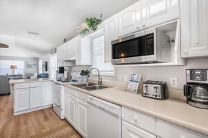 House, Multiple Beds (Harbor Light) | Private kitchen | Oven